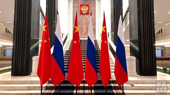 △習(xí)主席在這里同米舒斯京總理握手合影。（總臺(tái)央視記者程鋮拍攝）