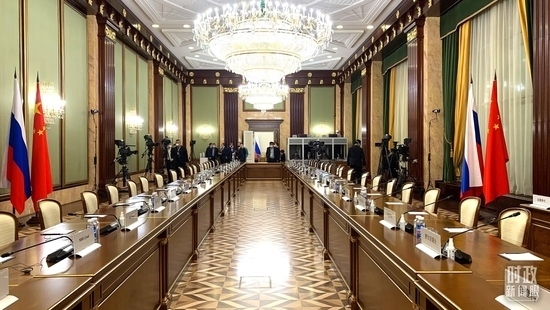 △俄羅斯聯(lián)邦政府大廈內(nèi)，習(xí)主席在這里會(huì)見(jiàn)俄羅斯總理米舒斯京。（總臺(tái)央視記者段德文拍攝）