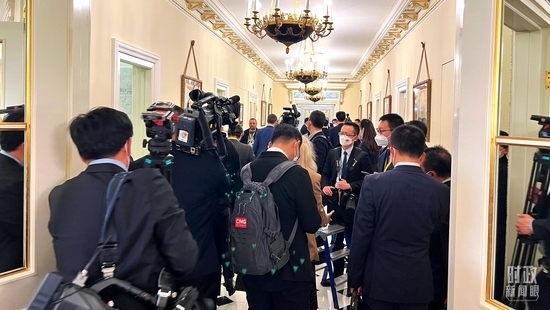  △等待進(jìn)入會(huì)場(chǎng)的新聞?dòng)浾邤D滿走廊。（總臺(tái)央視記者程鋮拍攝）