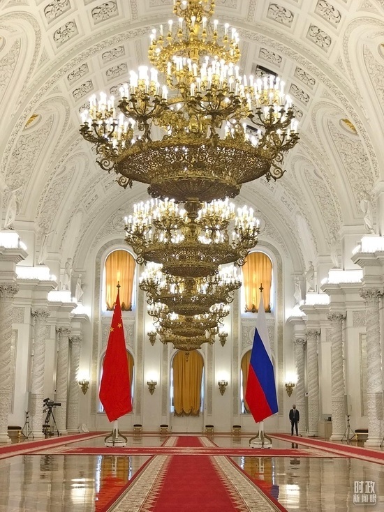 △克里姆林宮喬治大廳，習(xí)主席在這里同普京總統(tǒng)握手合影。（總臺(tái)央視記者石偉明拍攝）