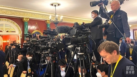 △等待中俄兩國(guó)元首共見(jiàn)記者的中外媒體同仁。（總臺(tái)央視記者段德文、李輝拍攝）