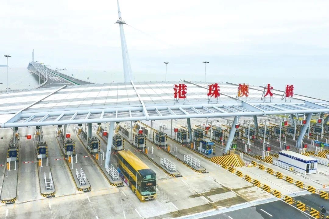 △一輛從香港開往珠海的港珠澳大橋穿梭巴士入境珠海。
