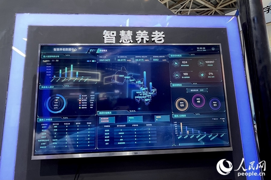 “意康養(yǎng)”智慧養(yǎng)老平臺(tái)充分利用信息化手段，把轄區(qū)內(nèi)社會(huì)資源充分整合和調(diào)配，滿足老年人多元的養(yǎng)老服務(wù)需求。人民網(wǎng) 錢嘉禾攝