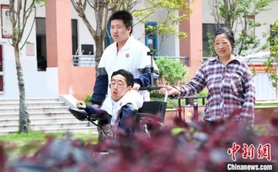 碰上天氣好，朱金祥就會(huì)利用休息時(shí)間，和鐘華強(qiáng)母親將其推出來(lái)賞賞花，曬曬太陽(yáng)，呼吸一下外面的新鮮空氣。 卓忠偉 攝