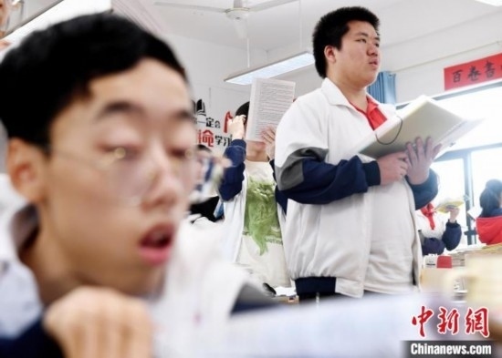 朱金祥(右)和鐘華強(qiáng)(左)正在加緊復(fù)習(xí)迎接高考。 卓忠偉 攝