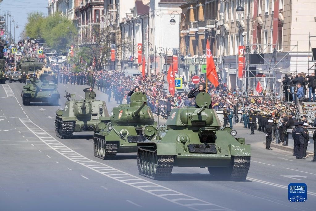 5月9日，在俄羅斯符拉迪沃斯托克市，坦克編隊參加閱兵式。新華社發(fā)（郭飛洲攝）