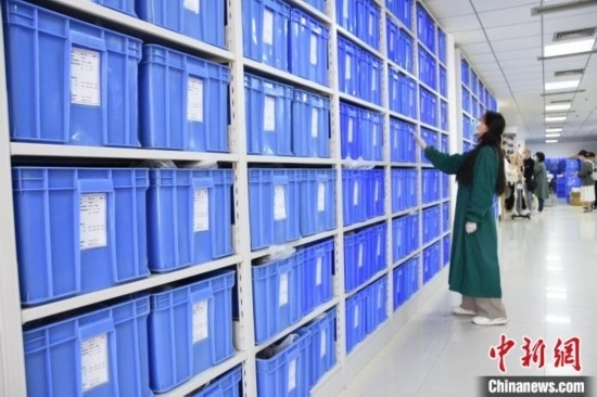 圖為鄭州大學(xué)人骨考古實(shí)驗(yàn)室內(nèi)的骨骼標(biāo)本庫。王宇 攝