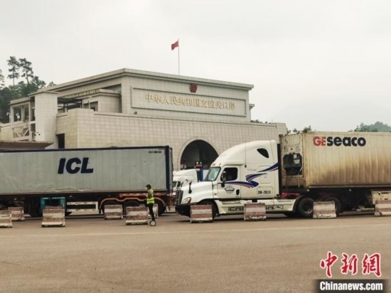 近日，位于中越邊境廣西憑祥市的友誼關(guān)口岸車(chē)水馬龍，裝載著東盟水果的跨境車(chē)輛來(lái)往不斷。黃艷梅 攝