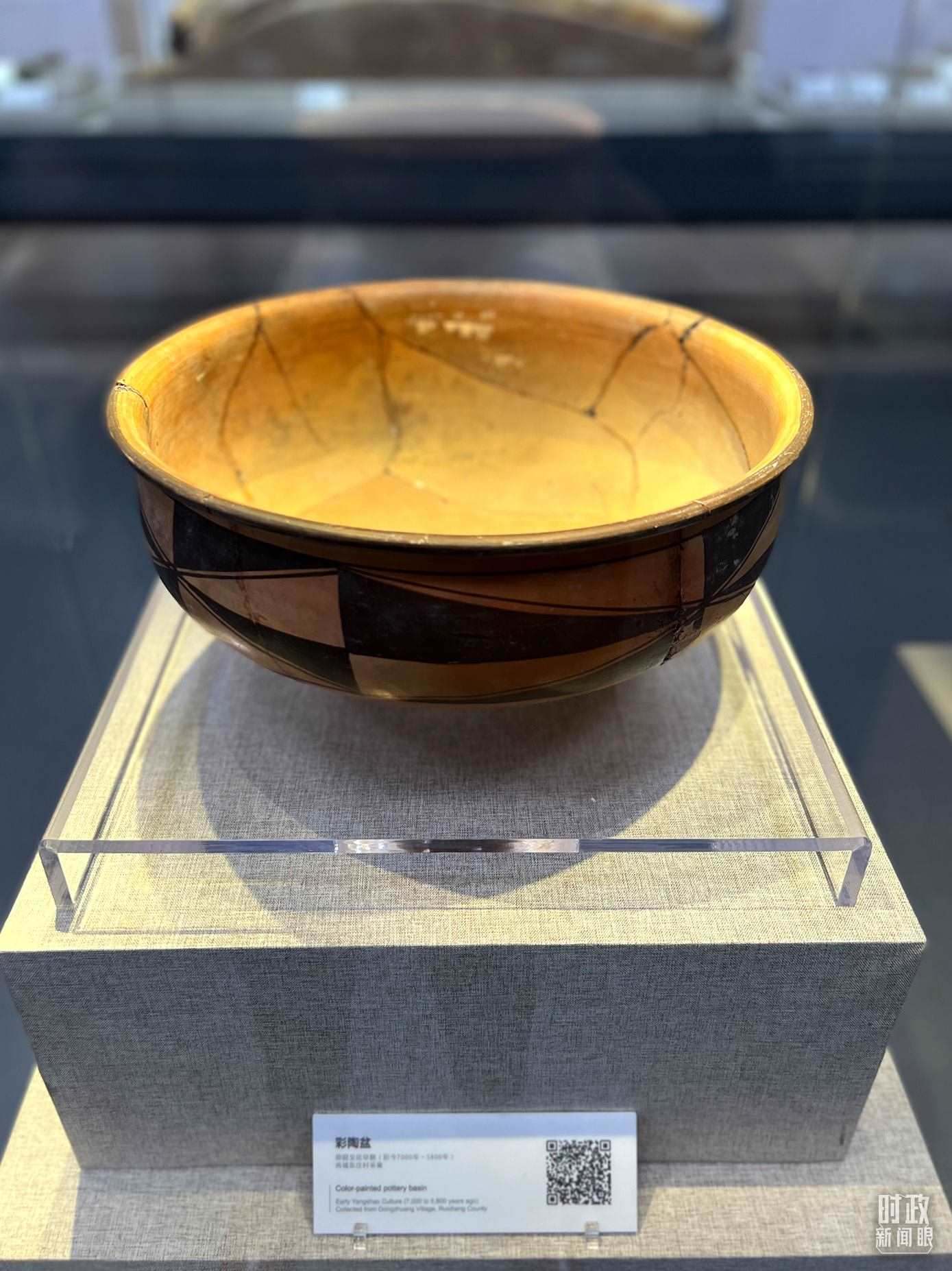 △運(yùn)城博物館內(nèi)展出的仰韶文化早期的彩陶盆。（總臺(tái)央視記者邢彬拍攝）