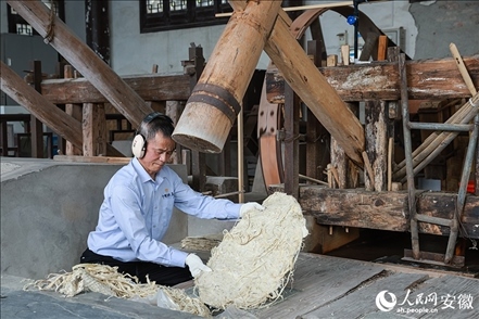 宣紙制作工藝——制簾。人民網(wǎng)記者 張俊攝