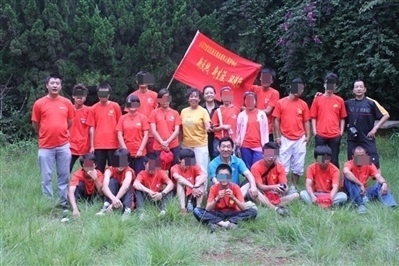 項(xiàng)目辦開展活動(dòng)合影，喬海云（后排中，黑衣）和張?jiān)氯纾ê笈庞乙唬? referrerpolicy=