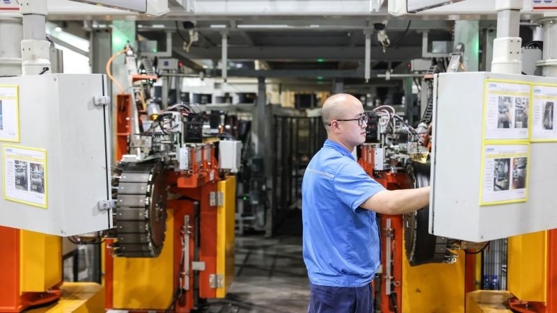 工作人員在貴州輪胎股份有限公司的“5G全連接工廠”成型區(qū)作業(yè)（2022年5月17日攝）。新華社記者 歐東衢 攝