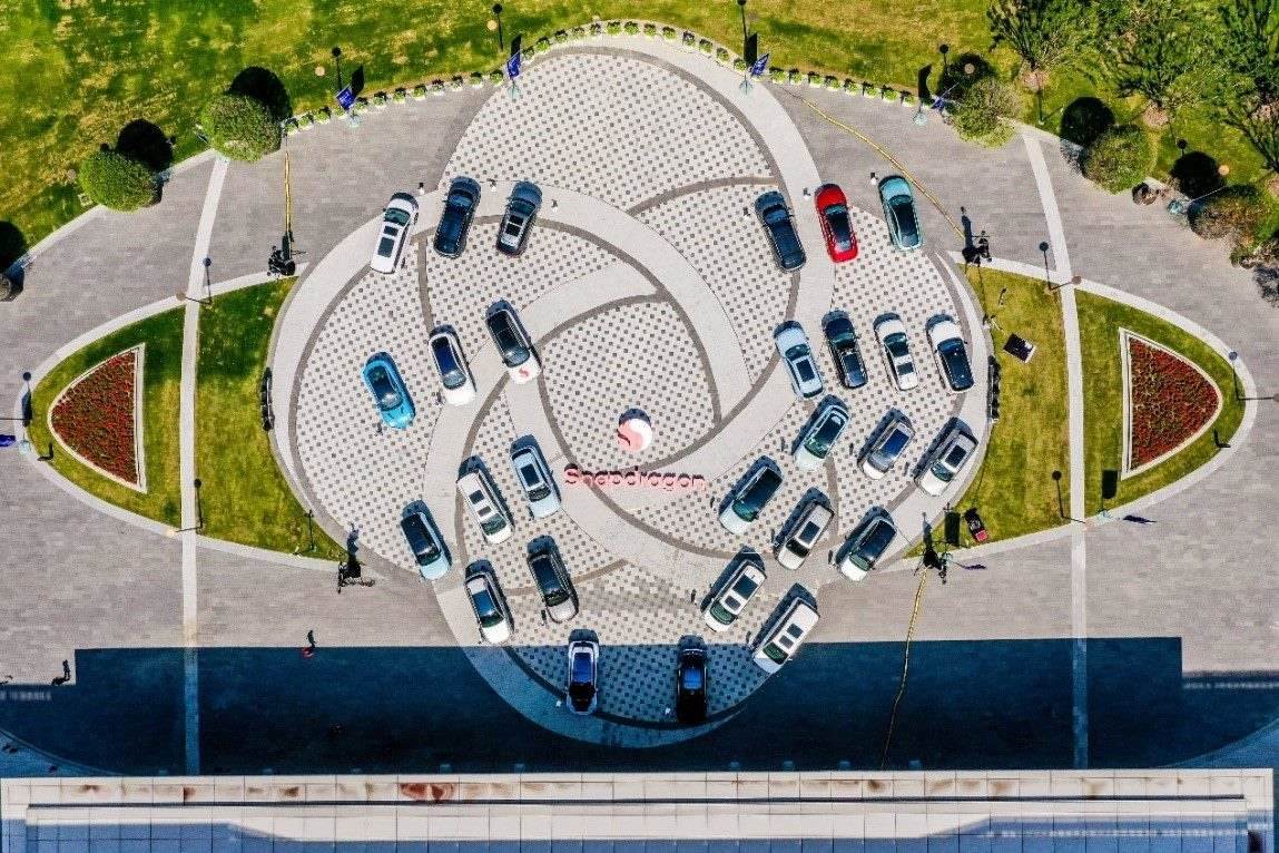 峰會戶外整車展示區(qū)俯瞰圖。（受訪者供圖）