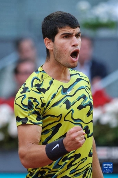 5月7日，阿爾卡拉斯在比賽中慶祝得分。當日，在西班牙馬德里網球公開賽男單決賽中，西班牙選手阿爾卡拉斯以2比1戰(zhàn)勝德國選手施特魯夫，奪得冠軍。新華社記者 孟鼎博 攝