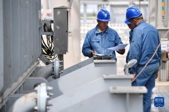 5月27日，電力工人在工程現(xiàn)場進行檢修作業(yè)。