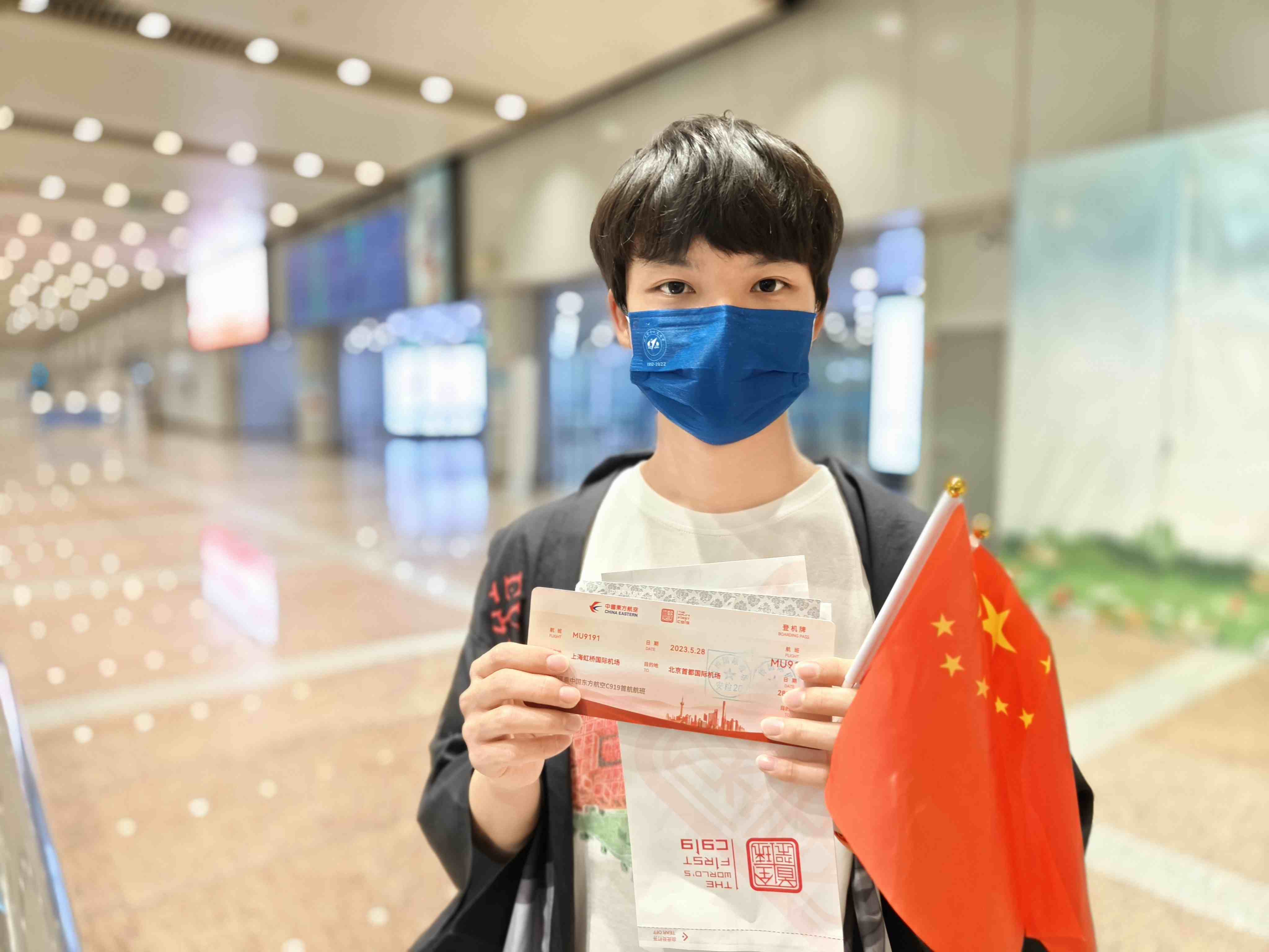 張可立向記者展示有著紀念意義的登機牌。人民網記者 夏曉倫攝