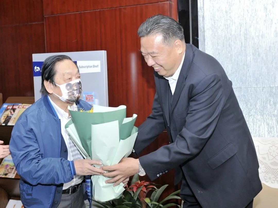 ▲青海省政協(xié)副主席、青海省林草局黨組書記、局長、祁連山國家公園青海省管理局局長李曉南在機(jī)場迎接韓美林