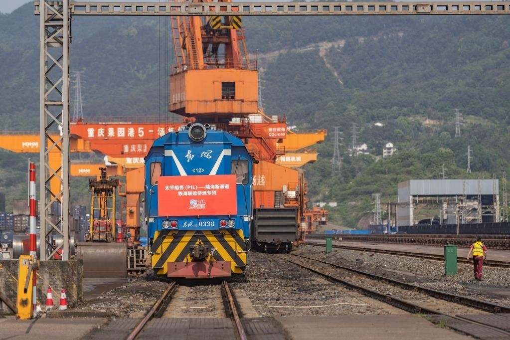 這是2023年4月27日，太平船務(wù)——西部陸海新通道江鐵海聯(lián)運(yùn)非洲專(zhuān)列在重慶果園港魚(yú)嘴站等待發(fā)車(chē)。