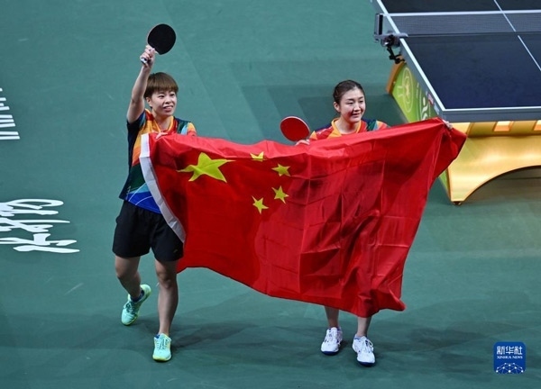 5月27日，陳夢（右）/王藝迪慶祝勝利。當(dāng)日，在南非德班進(jìn)行的2023年世界乒乓球錦標(biāo)賽女子雙打決賽中，中國選手陳夢/王藝迪以3比0戰(zhàn)勝韓國選手田志希/申裕斌，奪得冠軍。新華社記者 陶希夷攝