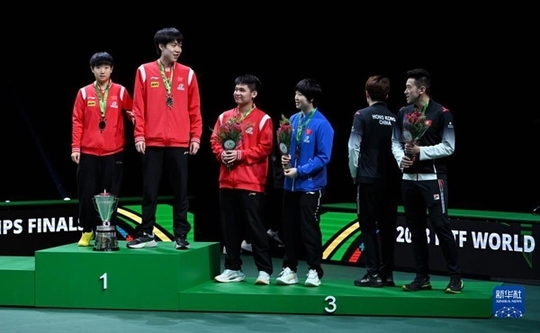 5月26日，冠軍中國組合王楚欽（左二）/孫穎莎（左一）與季軍中國組合林詩棟（左三）/蒯曼（左四）、中國香港組合黃鎮(zhèn)廷（右一）/杜凱琹在頒獎(jiǎng)儀式后交流。新華社記者 陶希夷攝