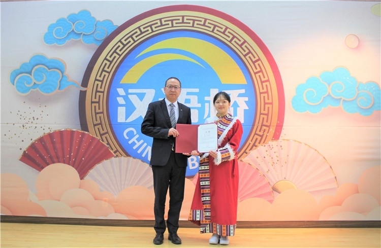 中國(guó)銀行首爾分行行長(zhǎng)周建軍為大學(xué)生組冠軍頒獎(jiǎng)并頒發(fā)就業(yè)證書。首爾孔子學(xué)院供圖