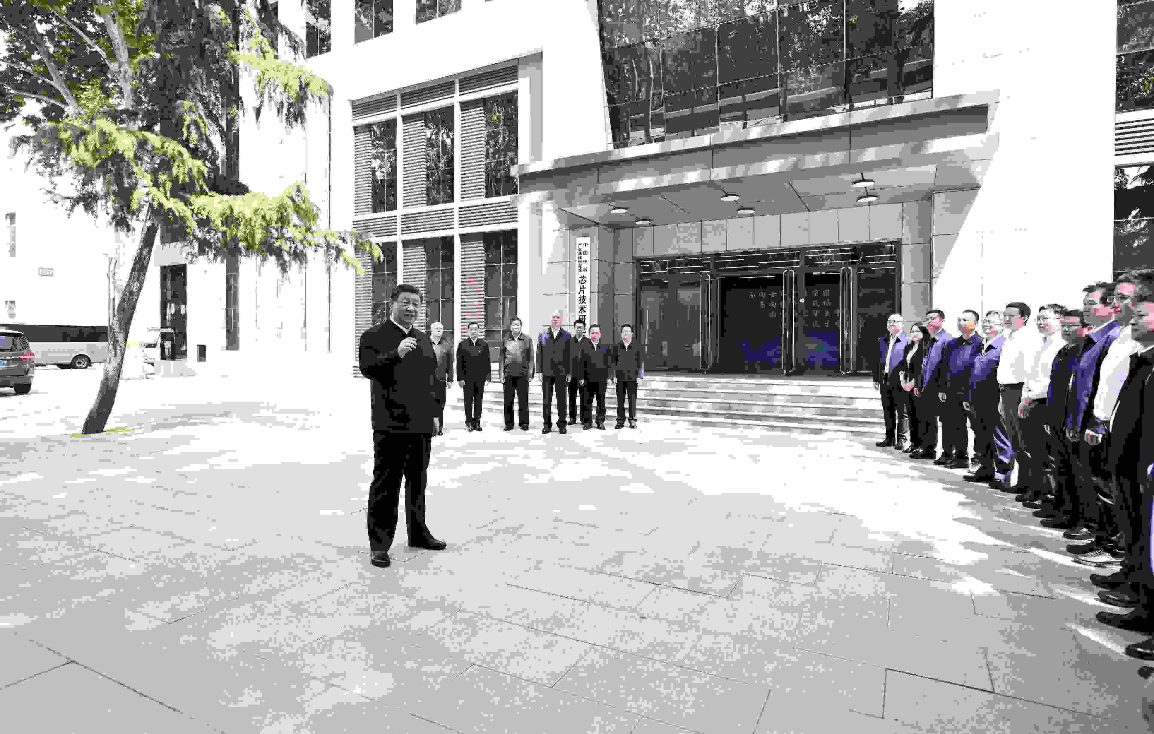 △2023年5月12日，習(xí)近平總書(shū)記在中國(guó)電科產(chǎn)業(yè)基礎(chǔ)研究院同科技工作者交流。