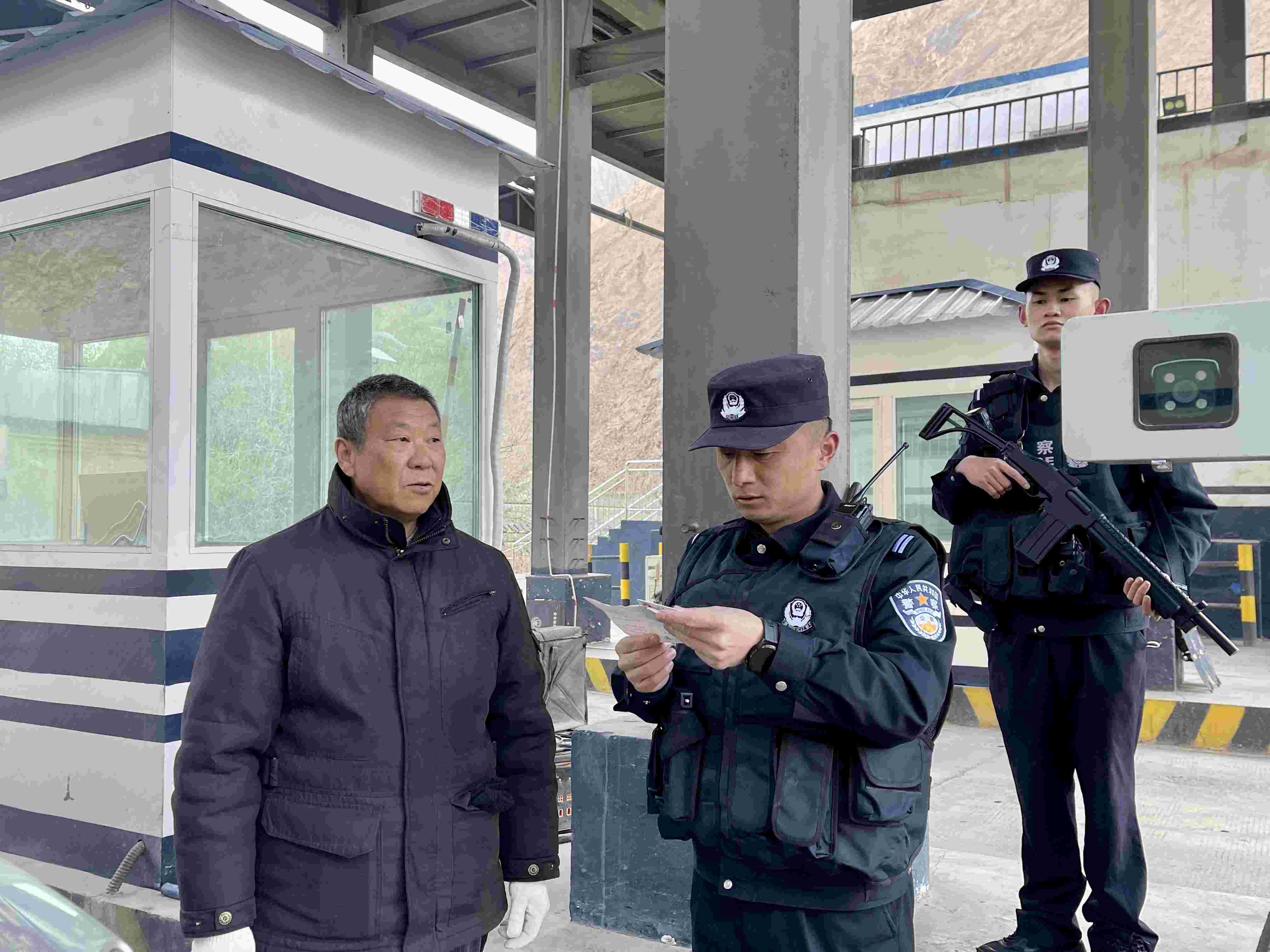 在庫地邊境檢查站，陳暢核對(duì)進(jìn)出邊境管理區(qū)人員信息。人民網(wǎng) 周靜圓攝