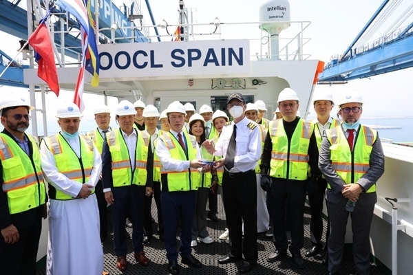 圖為與會(huì)嘉賓參觀“東方西班牙”輪。中遠(yuǎn)海運(yùn)港口阿布扎比碼頭供圖