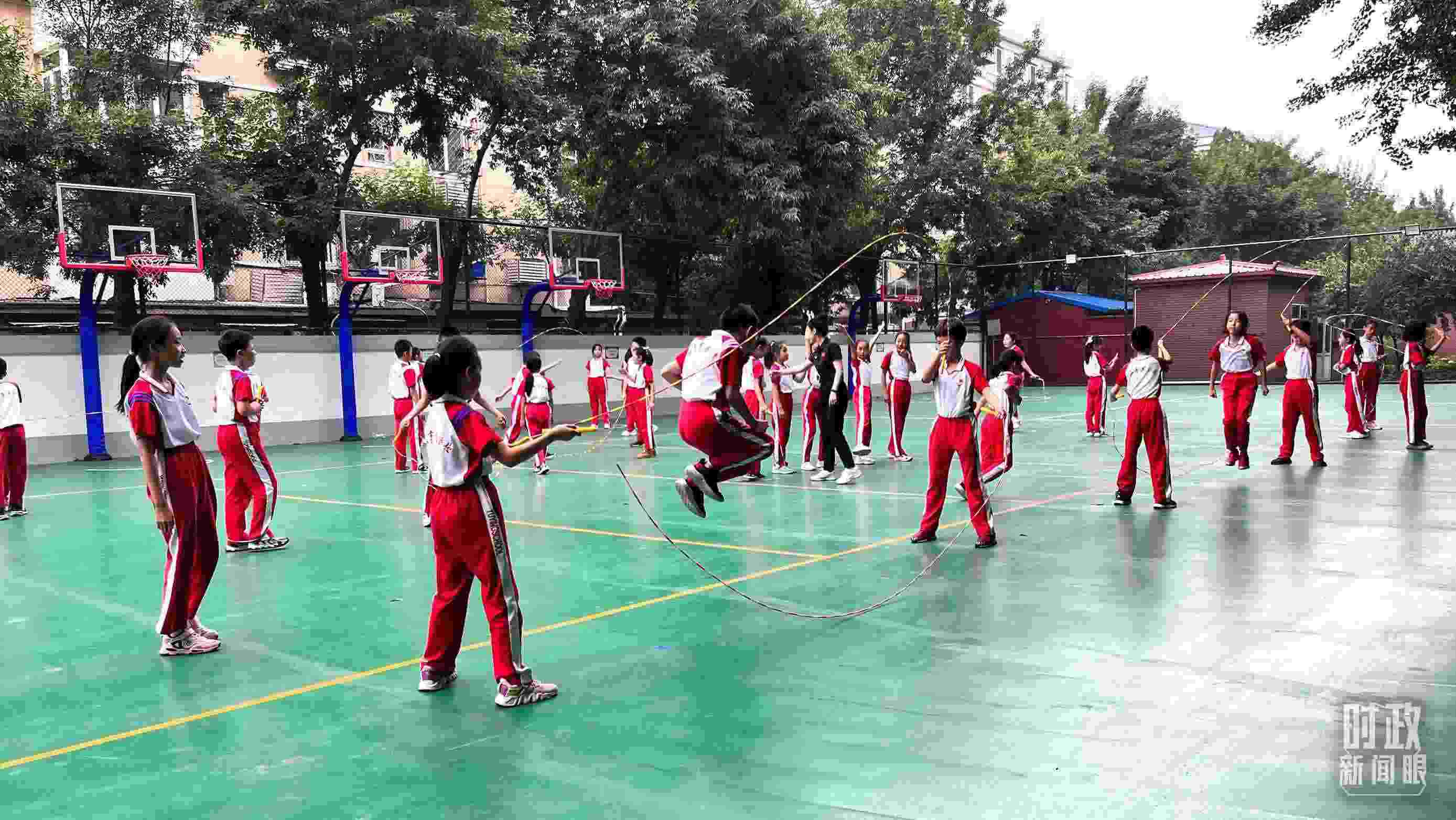 △正在跳繩的學(xué)生。（總臺央視記者張垚拍攝）