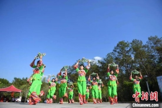 市民在跳廣場舞。 唐小晴 攝