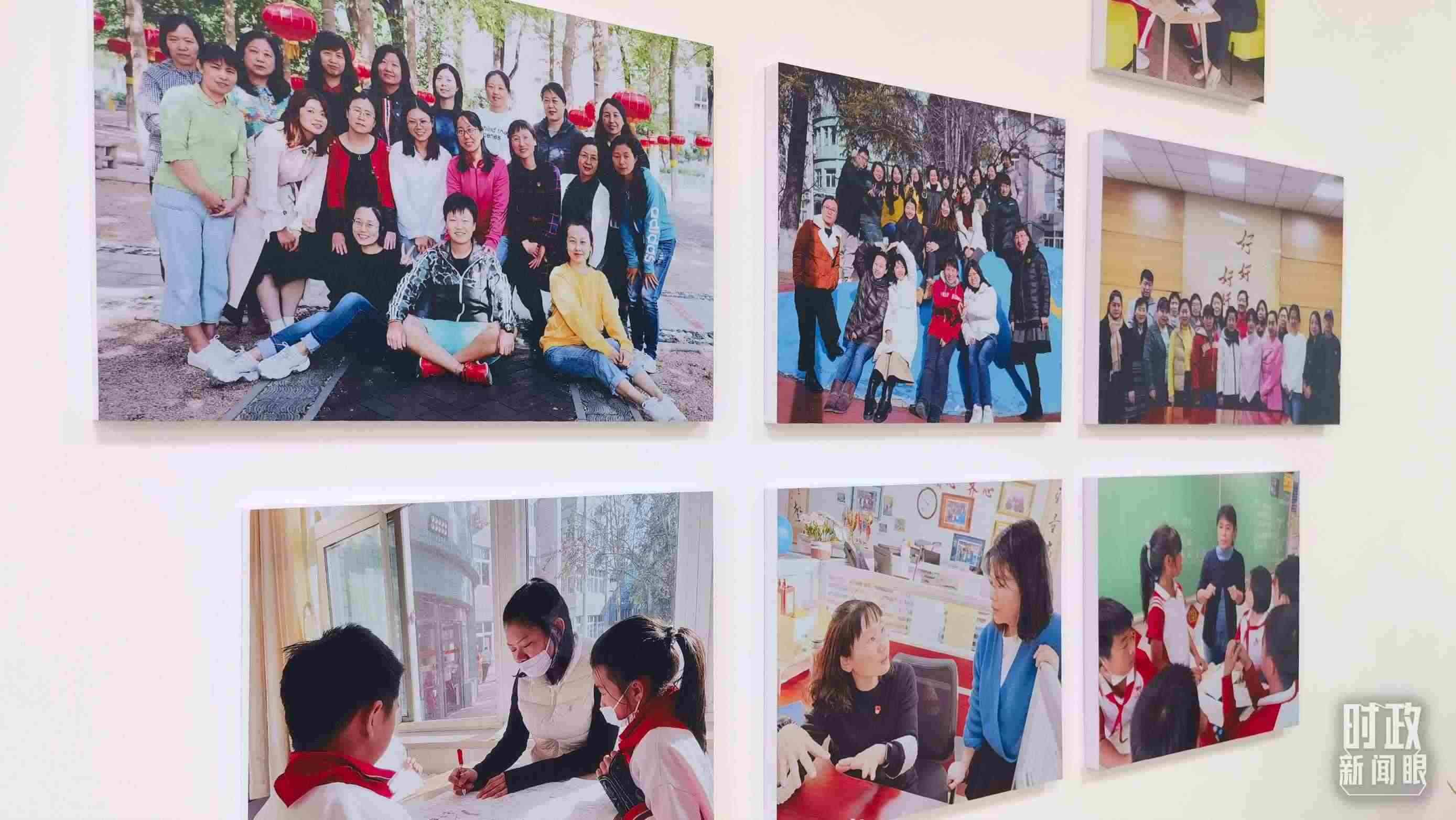 △五年級教師辦公室內(nèi)的合影展板。（總臺央視記者賈林拍攝）