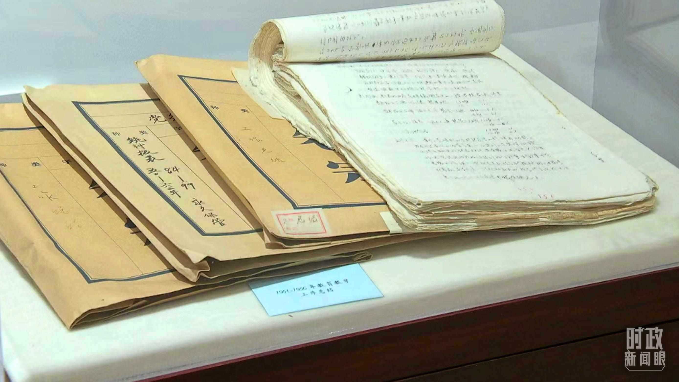 △校史館內(nèi)的教育教學(xué)工作總結(jié)展陳。（總臺央視記者金雨秋拍攝）