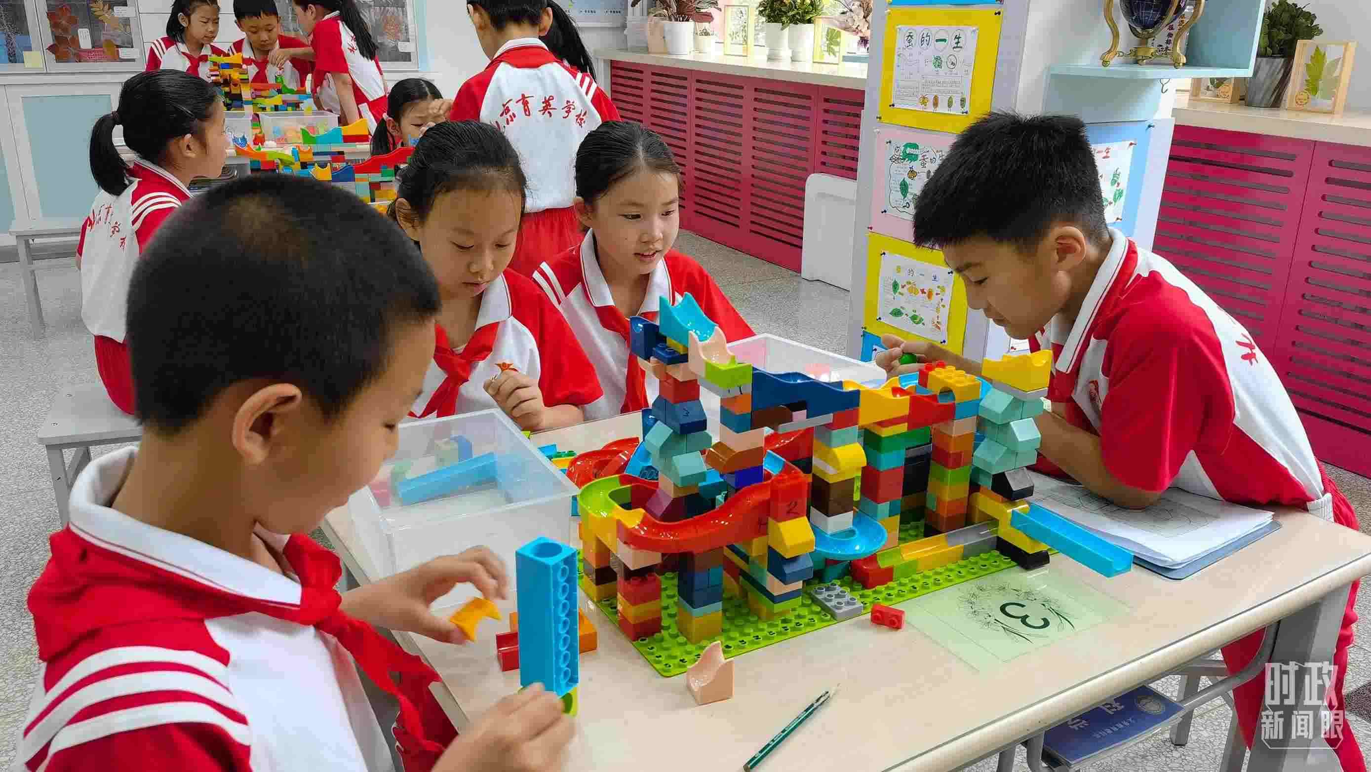 △正在搭建過山車模型的學(xué)生們。（總臺央視記者石丞拍攝）