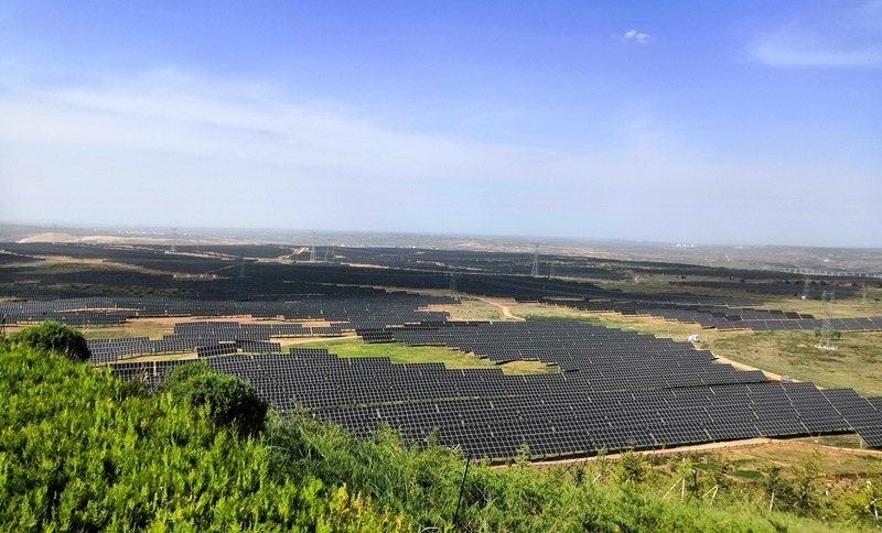 伊金霍洛旗天驕綠能50萬(wàn)千瓦采煤沉陷區(qū)生態(tài)治理光伏發(fā)電示范項(xiàng)目一角。人民網(wǎng)記者 孫博洋攝