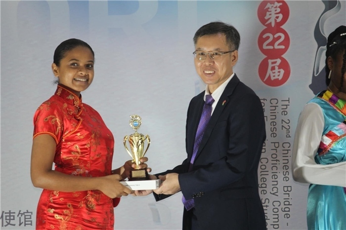 陳錫來(lái)參贊為獲獎(jiǎng)選手頒發(fā)二等獎(jiǎng)。圭亞那大學(xué)孔子學(xué)院供圖