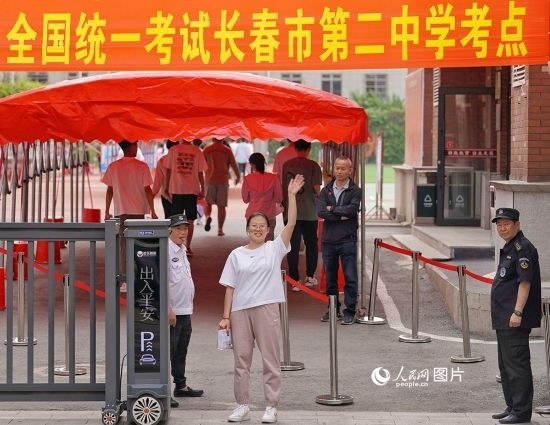 6月7日，在長春市第二中學考點，一名考生信心滿滿進入考場，并與家長揮手致意。人民網(wǎng)記者 李洋攝