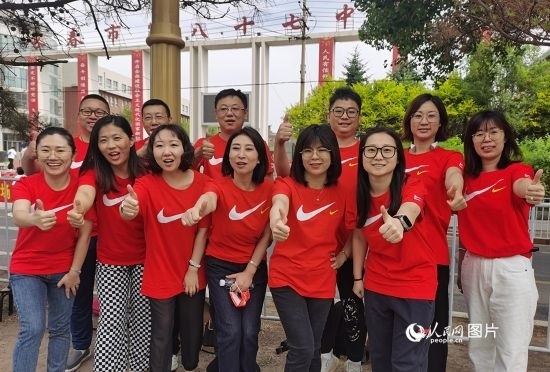 6月7日一早，陽光明媚，天氣涼爽，在長春市第八十七中學，考生們正陸續(xù)進入考場。親友團為參加高考的學子們加油鼓勁。人民網(wǎng)記者 王帝元攝