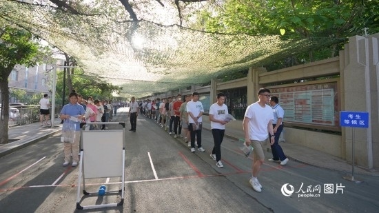 6月7日，烏魯木齊市第七十中學門口，考生們有序進入考場。人民網(wǎng) 李欣洋攝