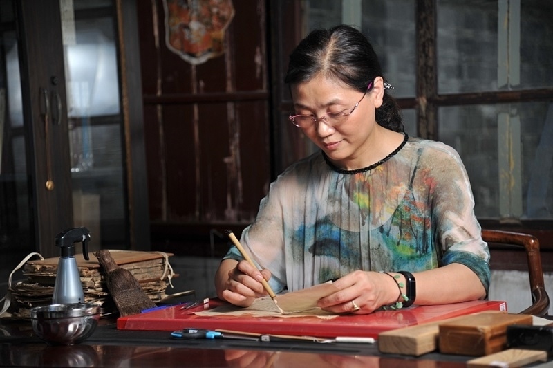 天一閣古籍修復(fù)師工作場景。天一閣博物院供圖