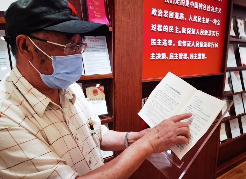 夏云龍給記者展示國歌法修改的內(nèi)容。人民網(wǎng)記者 唐小麗攝