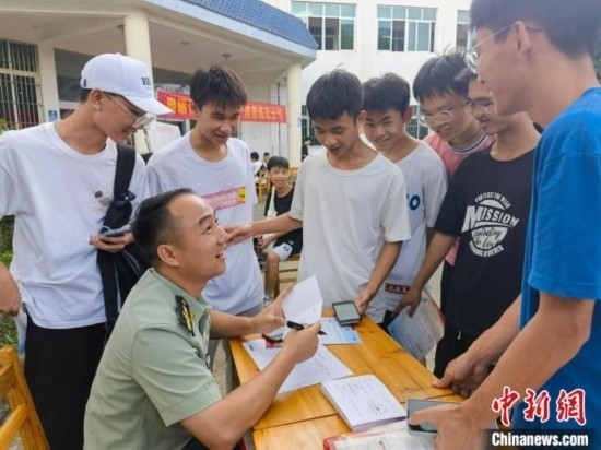 專武干部在講解相關(guān)政策。韋碩 攝