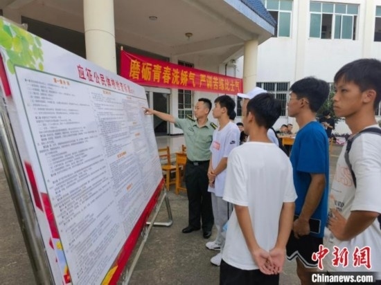 專武干部在講解應(yīng)征體檢標(biāo)準(zhǔn)。韋碩 攝