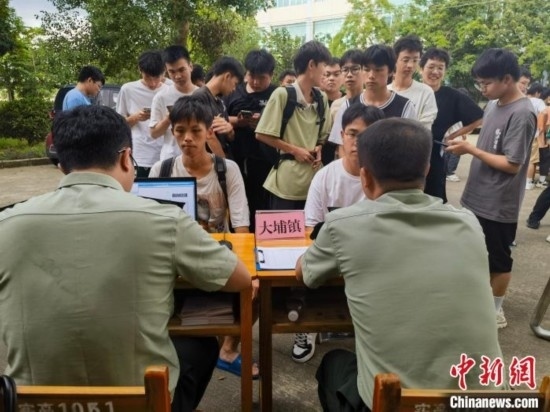 專武干部在發(fā)放兵役登記證。韋碩 攝