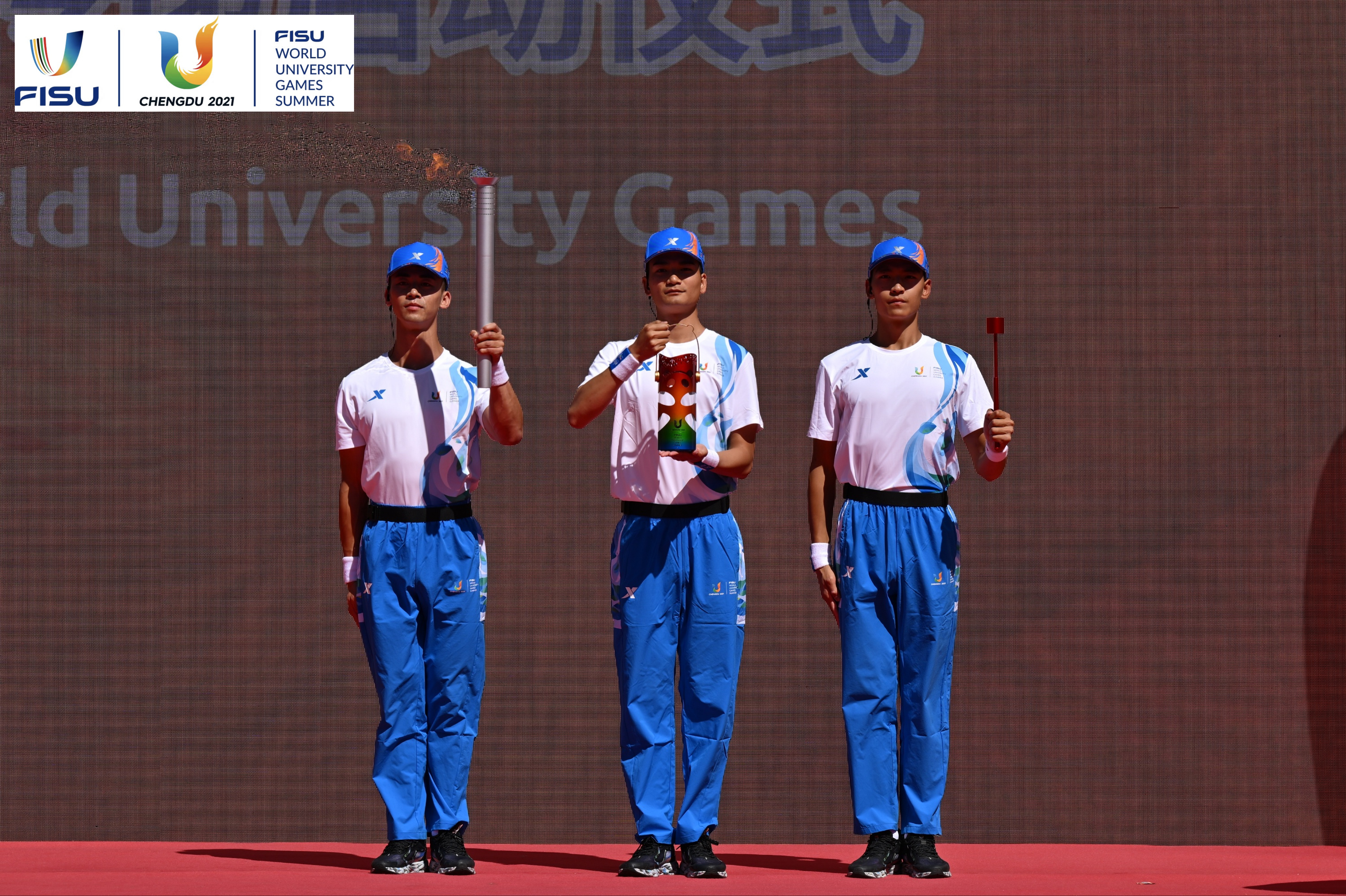 成都大運(yùn)會火種護(hù)衛(wèi)隊(duì)點(diǎn)燃大運(yùn)火炬。 圖片來源：成都大運(yùn)會執(zhí)委會供圖