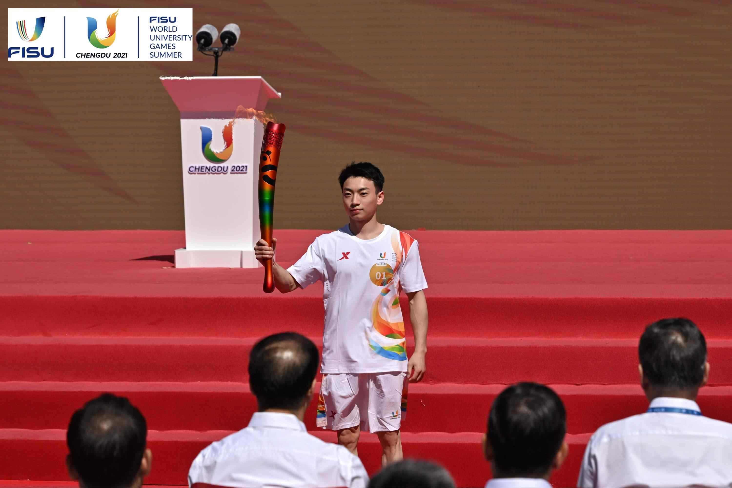 成都大運(yùn)會火炬手、奧運(yùn)冠軍鄒敬園高舉火炬。 圖片來源：成都大運(yùn)會執(zhí)委會供圖