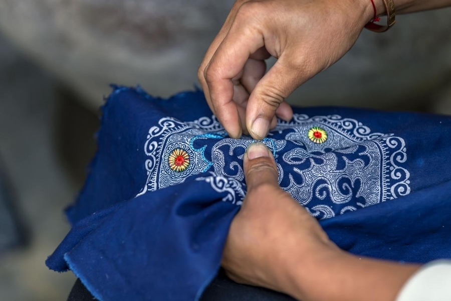 在貴州省黔西市新仁苗族鄉(xiāng)化屋村，村民在制作苗繡。新華社記者 范暉 攝