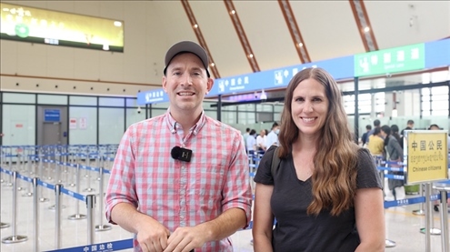 6月13日，來(lái)自美國(guó)的德拉古（Dragoo）夫婦將首次乘坐中老鐵路國(guó)際旅客列車從中國(guó)出境。李揚(yáng) 攝
