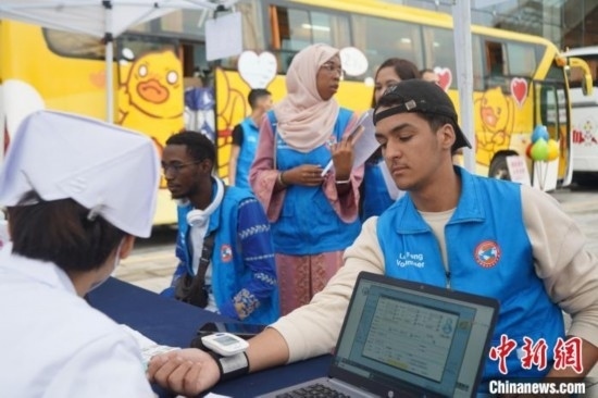 6月13日，在第20個世界獻血者日前夕，20名在贛留學(xué)生組團前往血站獻血。吳迪 攝