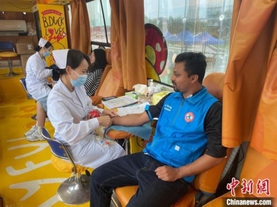 6月13日，在第20個世界獻血者日前夕，20名在贛留學(xué)生組團前往血站獻血。吳迪 攝