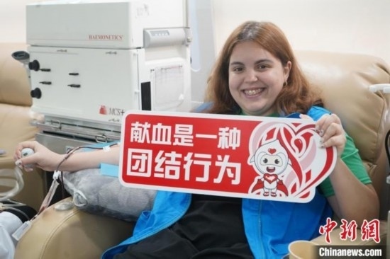 6月13日，在第20個世界獻血者日前夕，20名在贛留學(xué)生組團前往血站獻血。吳迪 攝